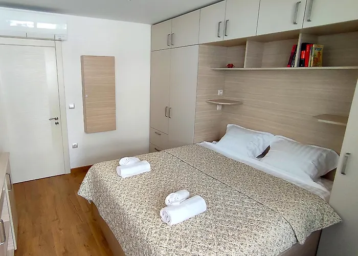 2 Coastal Retreat * فارنا